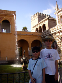 Ryo y Yu en Jardin de Real Alcazar