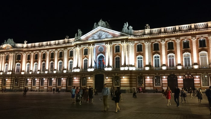 Place du Capitole dans la nuit