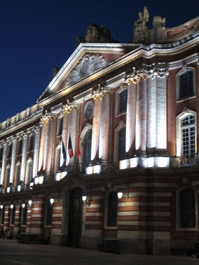 Capitole dans la nuit